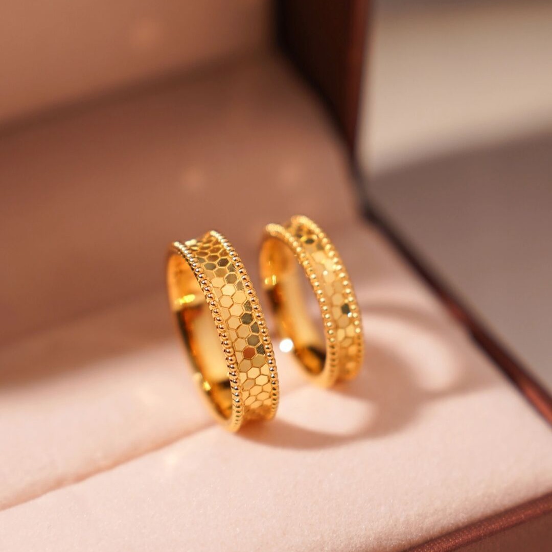 Pure Gold Color Shine Honeycom - Women Accessories Dubai のレビューと価格